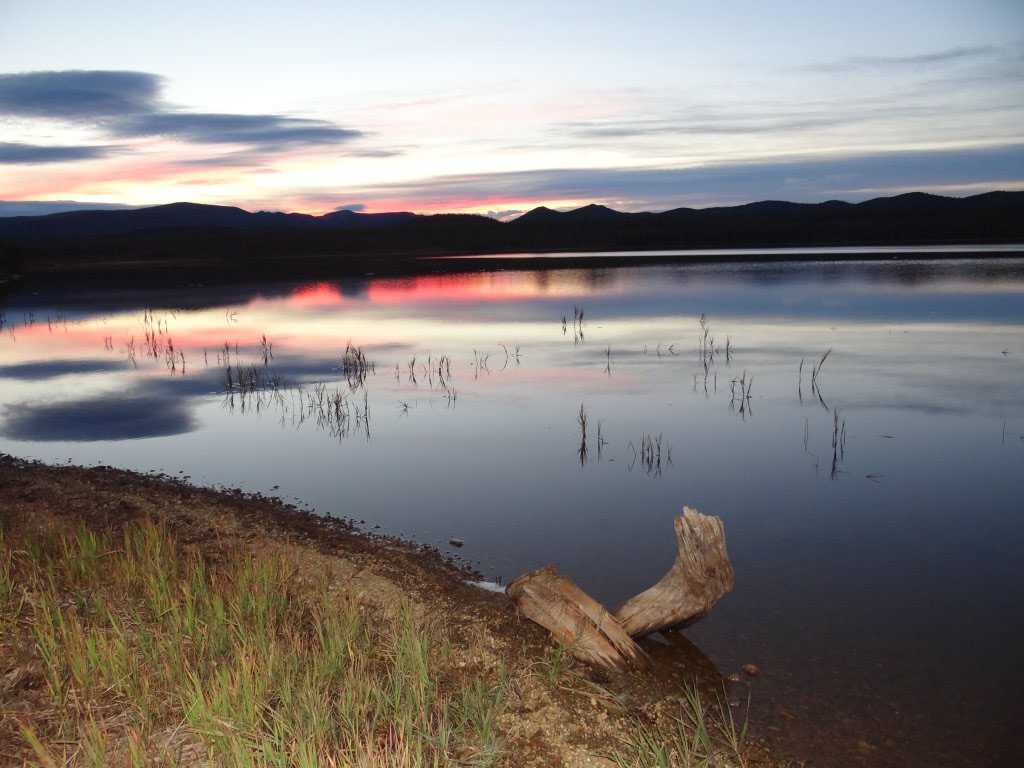 Каскад сообщающихся озер в магаданской области. Чёрное озеро Хакасия. Черное озеро Оренбургская область. Черное озеро Магаданская.