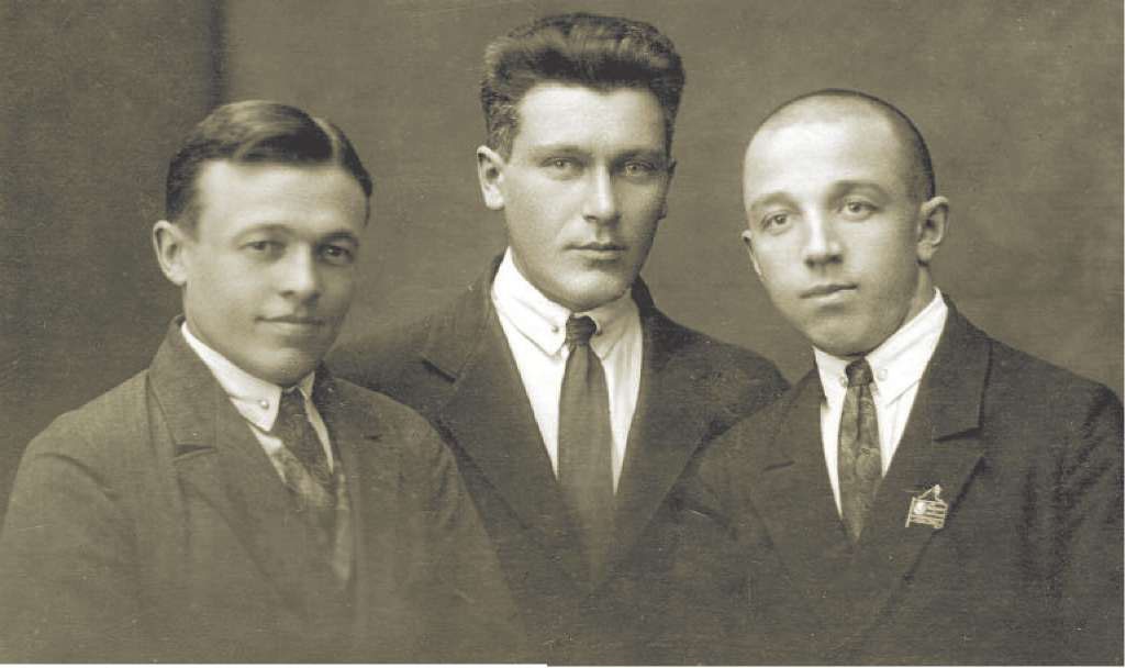 И.И. Лукин (справа) перед приездом на Колыму, Москва 1933 год.