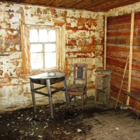 В доме завскладом.