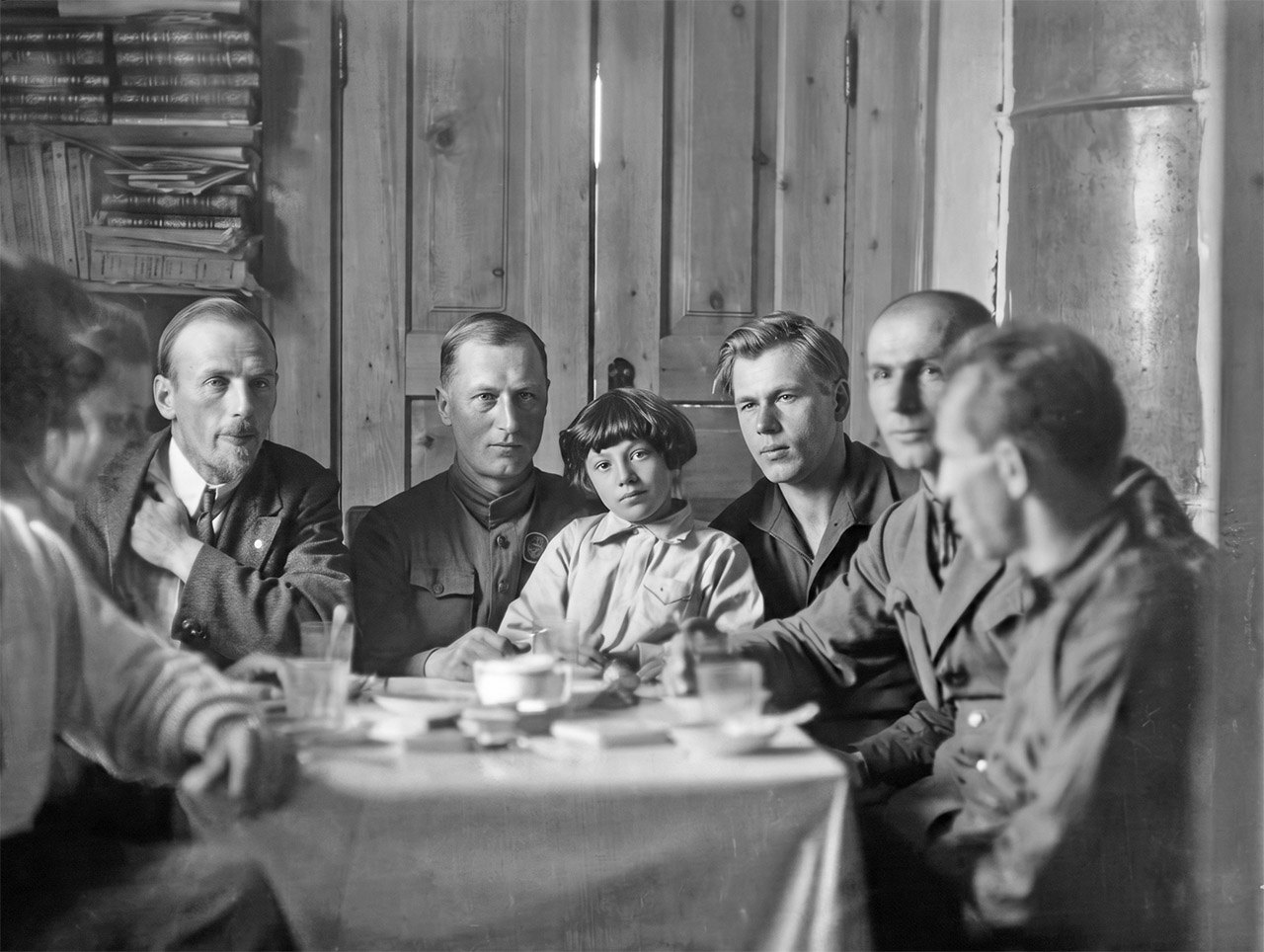 За столом. Фото из архива Притулюка П.Л.