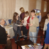 Олефир С.М. с читателями.