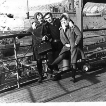Шефы из Пединститута города Магадана в гостях на корме ПКЗ-62 «Бирюса». На заднем плане видна плавбаза «Север». 1967-68 года.