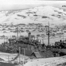 Стоянка плавбазы торпедных катеров «Север». Входила в состав 3 БТК (89 БТК) с 06.09.1948 года. Март 1954 года.