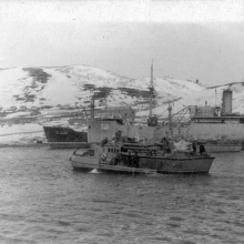 На заднем плане видна плавбаза торпедных катеров «Север». Апрель 1954 года.