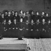 Экипаж С-286 во главе с командиром лодки капитаном 3 ранга Бабушкиным на палубе плавбазы «Север». Советская гавань, 1976 год.