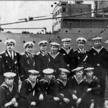 Экипаж ПЛ 171 бригады на фоне своей плавбазы «Север». Июнь 1968 года.