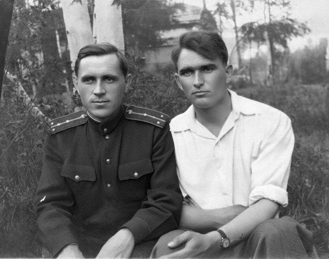 Селезнев В.А. (слева), начальник Северного ИТЛ, и Азбукин Евгений Иванович, инженер СГПУ. 1945-1946 года. Из архивов МОКМ.