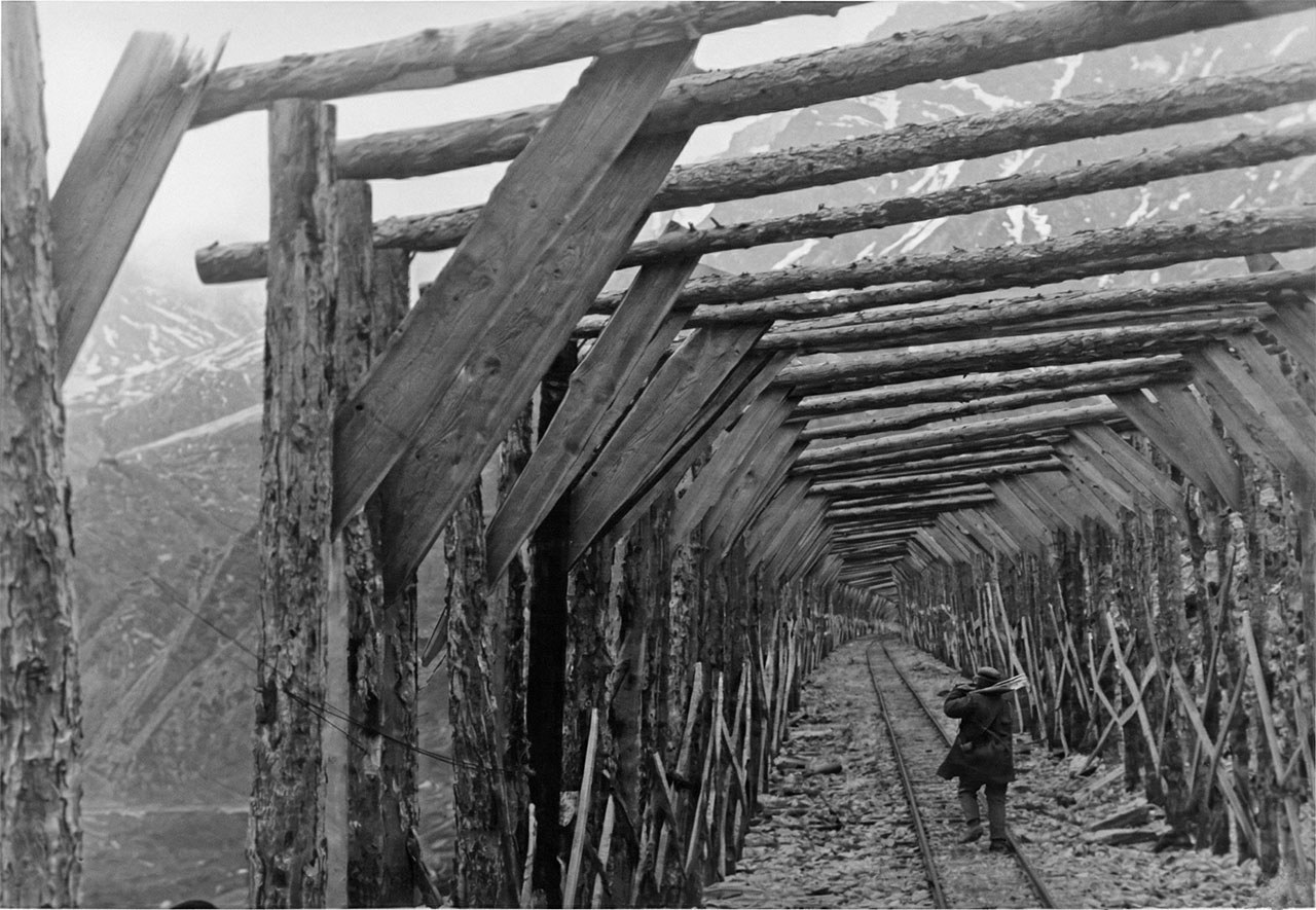 Защитная галерея против снежных заносов узкоколейной железной дороги. Рудник «Бутугычаг». 1942-1945 года. Фото из архивов МОКМ.