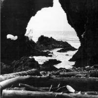 С-176 зашла в кратер бухты Броутона на острове Симушир. Один день посвятили исследованию острова. Один из многочисленных гротов. 1981 г.