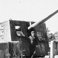 Лето 1981, Григорий Шапошниковна батарее №960, прикрывающей Магадан со стороны моря. Пушка калибром 130мм