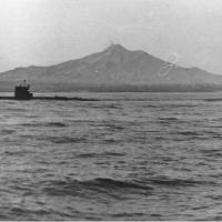 С-176 в Авачинском заливе на фоне Мутновского вулкана.