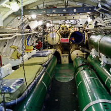 Первый отсек. Там, между торпедных аппаратов, прячется злополучный маховик переключения режимов работы якорного шпиля. Фото: voenflot.ru