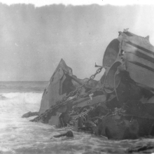 Обломок корабля на у острова Симушир, который загораживал вход в бухту Броутон.