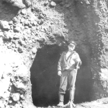 Остров Симушир. Пещера, построенная японцами. Их обнаружили 2 и обе завалены. У входа в пещеру стоит Молчанов.