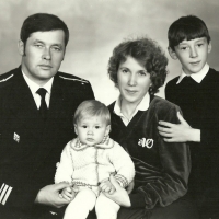 С-286. Андрей Больтд с семьей. Магадан. 1985 год.