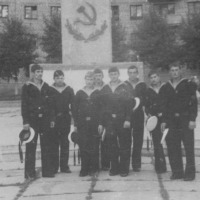 Экипаж С-286 у памятника участникам ВОВ. Советская гавань. 1976 год.