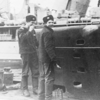 С-286. Сигиневич Николай красит ограждение боевой рубки.