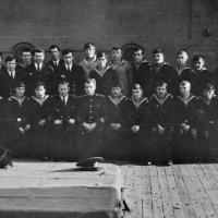 Экипаж С-286 во главе с командиром лодки капитаном 3 ранга Бабушкиным на палубе плавбазы «Север». Советская гавань, 1976 год.