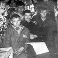 С-286. Командир группы движения лейтенант Попов с мотористами.
