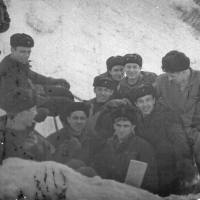 Члены команды С-288 на зимних берегах. Из архива Виктора Ряховского.