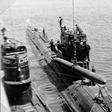 Погрузка торпед на С-359. Рядом стоит С-327