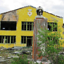 Поселок Кадыкчан. Бюст Ленина на фоне Дома культуры.