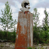 Поселок Кадыкчан. Оскал смерти (бывший бюст В.И. Ленина).