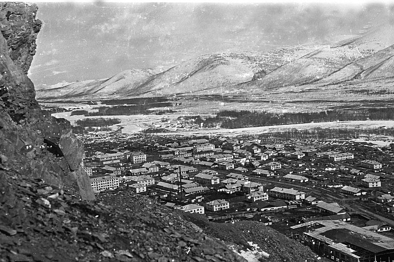 Вид на Усть-Омчуг с горы Чихара. 1963-64 год