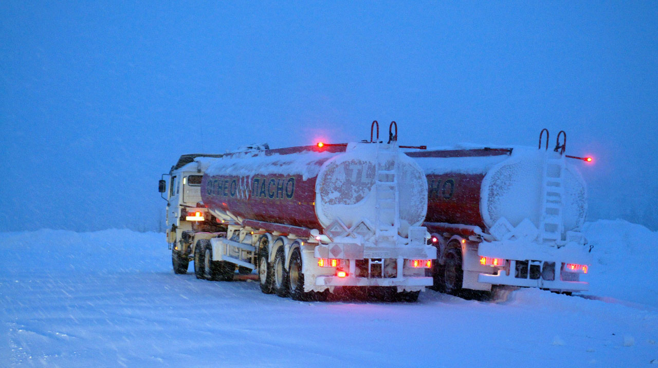 Д т зимнее. Дизельное топливо Арктика -50. КАМАЗЫ бензовозы на севере. Бензовозы на зимнике. Автоцистерна зима.