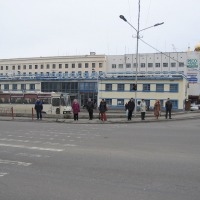 Двухэтажный кирпичный автовокзал, построенный в 1963 году по проекту Якимова.