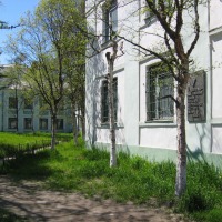Пр. Ленина, 4, здание бывшего штаба 61-го Нагаево-Магаданского морпогранотряда. С 1949 года здесь размещался Магаданский горный техникум.