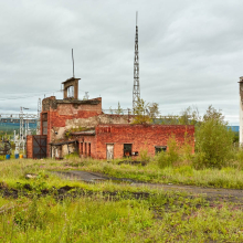 Бывшее паровозное депо, позже здесь располагалось МРО. Усть-Таскан. 2017 год.