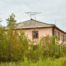 Брошенный двухэтажный жилой дом. Усть-Таскан. 2017 год.