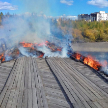 Горит Усть-Тасканский мост. 4 сентября 2017 года. Автор фото Андрей Франчковский.